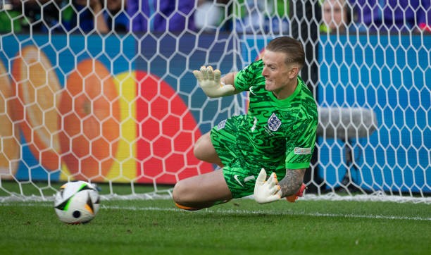 Thủ môn Pickford đã hóa giải cú sút của Akanji. Thủ môn Pickford đã hóa giải cú sút của Akanji.