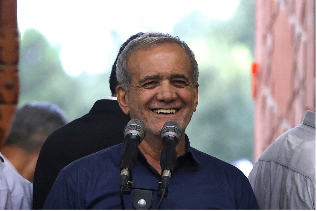 Tổng thống Iran mới đắc cử Masoud Pezeshkian phát biểu trong chuyến thăm đền thờ nhà sáng lập Cộng hòa Hồi giáo Ayatollah Ruhollah Khomeini tại Tehran vào ngày 6 tháng 7 năm 2024. (Atta Kenare/AFP)