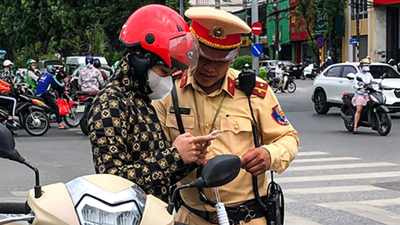 Bị tước/tạm giữ giấy phép lái xe trên VNeID: Dùng bản giấy được không? Bị tước/tạm giữ giấy phép lái xe trên VNeID: Dùng bản giấy được không?