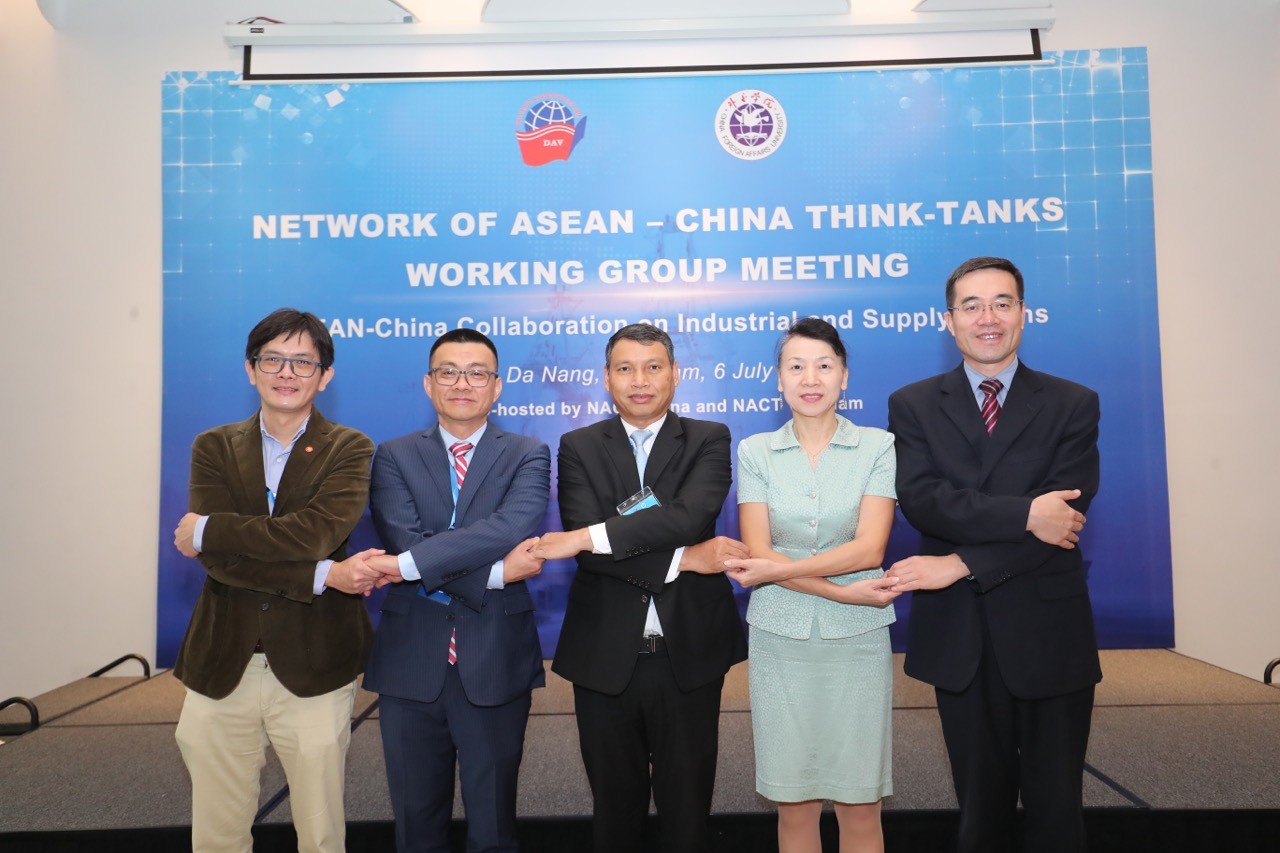 Cuộc họp nhóm làm việc trong khuôn khổ Mạng lưới các Viện Nghiên cứu ASEAN-Trung Quốc (NACT) với chủ đề “Hợp tác ASEAN-Trung Quốc về chuỗi công nghiệp và chuỗi cung ứng”. (Nguồn: DAV) Cuộc họp nhóm làm việc trong khuôn khổ Mạng lưới các Viện Nghiên cứu ASEAN-Trung Quốc (NACT) với chủ đề “Hợp tác ASEAN-Trung Quốc về chuỗi công nghiệp và chuỗi cung ứng”. (Nguồn: DAV)