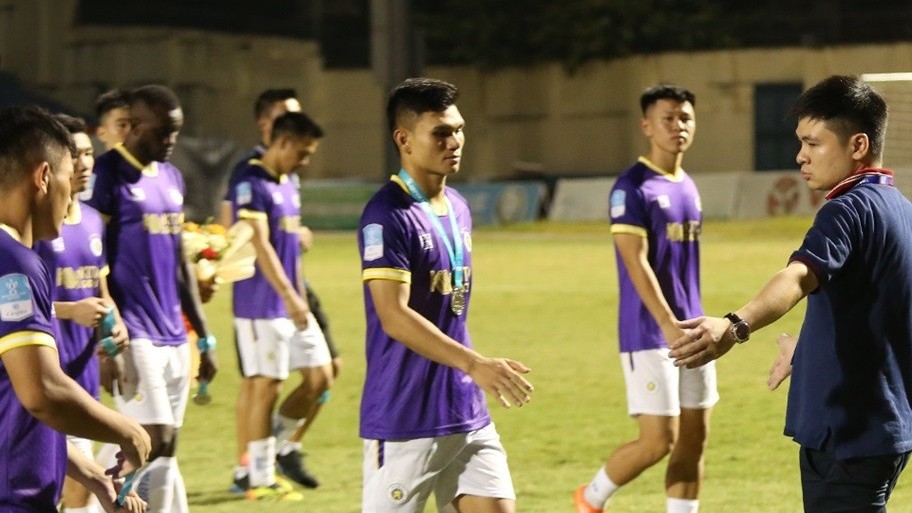 Hình ảnh cầu thủ CLB Hà Nội buồn bã nhận huy chương bạc Cup quốc gia Việt Nam 2023/24
