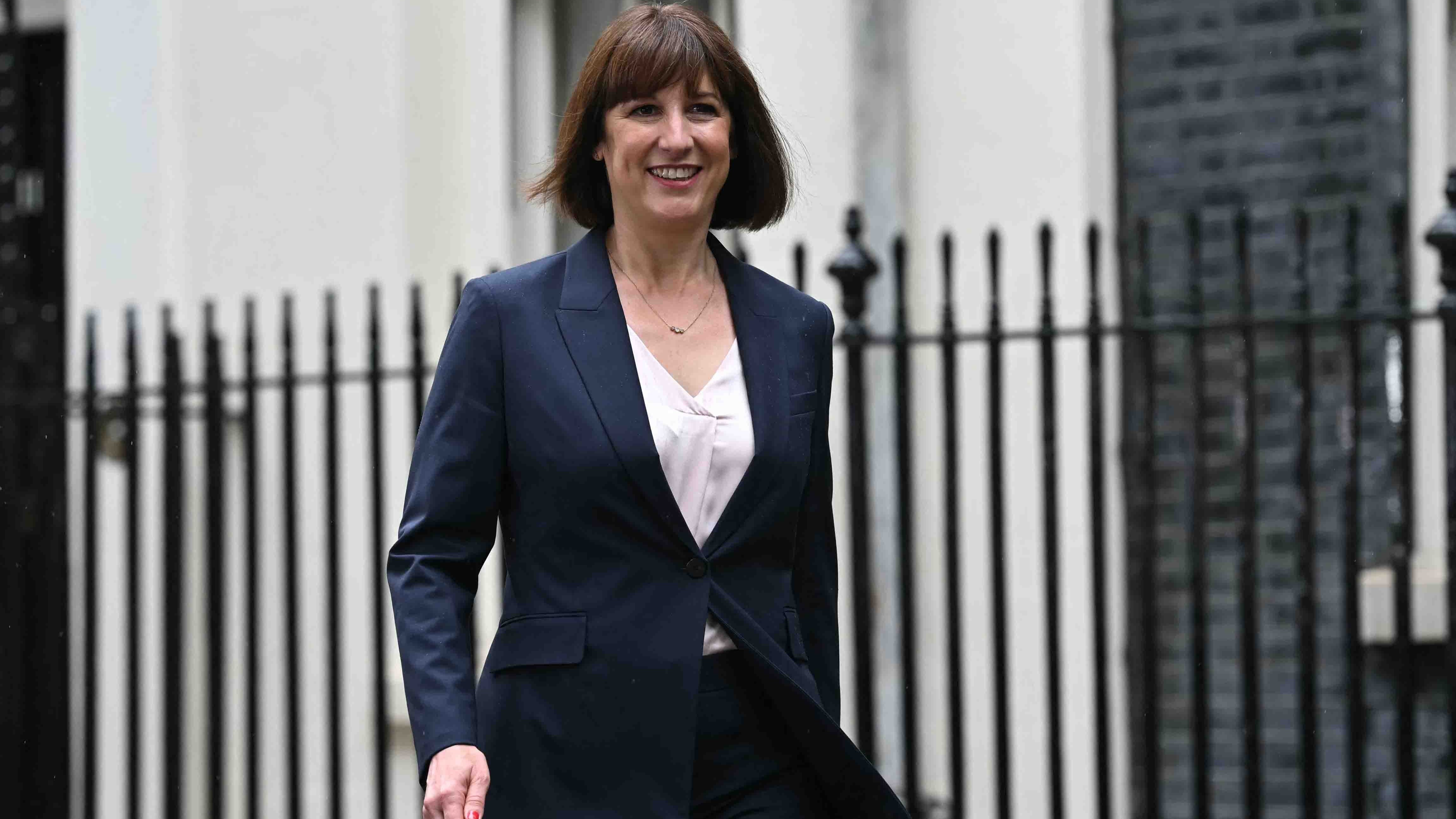 Nữ Bộ trưởng Tài chính đầu tiên của Anh cam kết thúc đẩy nền kinh tế đang 'ngập' trong nợ công