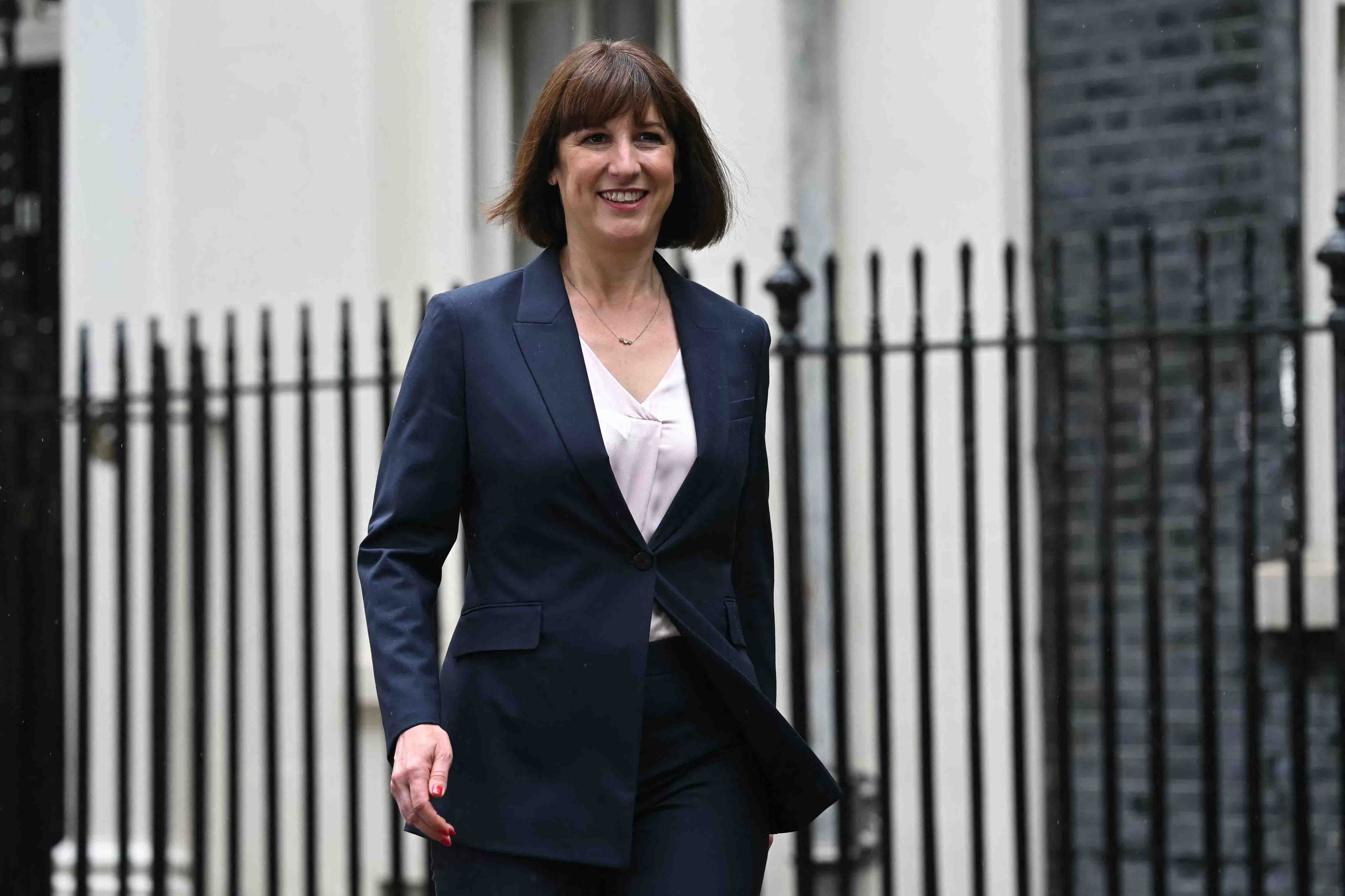 Nữ Bộ trưởng Tài chính đầu tiên của Anh cam kết thúc đẩy nền kinh tế có nợ công lên đến gần 100% GDP Nữ Bộ trưởng Tài chính đầu tiên của Anh cam kết thúc đẩy nền kinh tế có nợ công lên đến gần 100% GDP