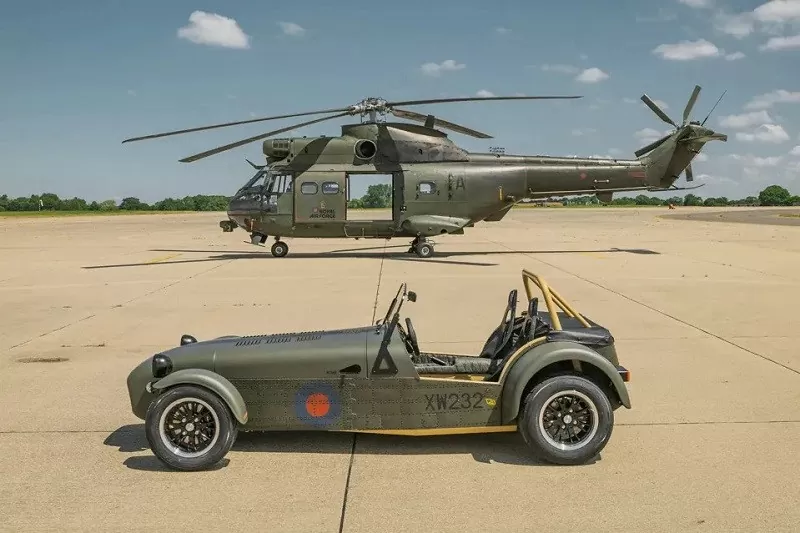 Cận cảnh xe thể thao Caterham Seven 360R được làm từ các bộ phận trực thăng Cận cảnh xe thể thao Caterham Seven 360R được làm từ các bộ phận trực thăng