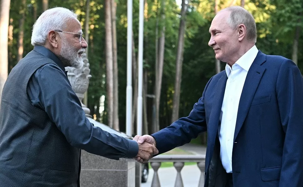 Tổng thống Nga Vladimir Putin và Thủ tướng Ấn Độ Narendra Modi bắt tay trong cuộc gặp không chính thức tại dinh thự bang Novo-Ogaryovo, ngoại ô Moscow, ngày 8/7. (Nguồn: Reuters) Tổng thống Nga Vladimir Putin và Thủ tướng Ấn Độ Narendra Modi bắt tay trong cuộc gặp không chính thức tại dinh thự bang Novo-Ogaryovo, ngoại ô Moscow, ngày 8/7. (Nguồn: Reuters)