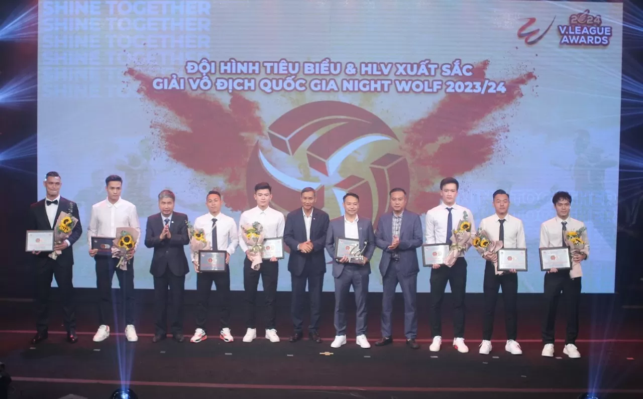 Trao giải V-League 2023/24: Tiền đạo CLB Nam Định Rafaelson giành ‘cú ăn 3’ Trao giải V-League 2023/24: Tiền đạo CLB Nam Định Rafaelson giành ‘cú ăn 3’