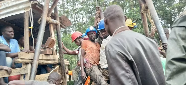 5 người này nằm trong số 18 thợ mỏ bị mắc kẹt sau khi một hầm mỏ sâu khoảng 230 m bị sập vào chiều 9/7. (Nguồn: The Star 5 người này nằm trong số 18 thợ mỏ bị mắc kẹt sau khi một hầm mỏ sâu khoảng 230 m bị sập vào chiều 9/7. (Nguồn: The Star