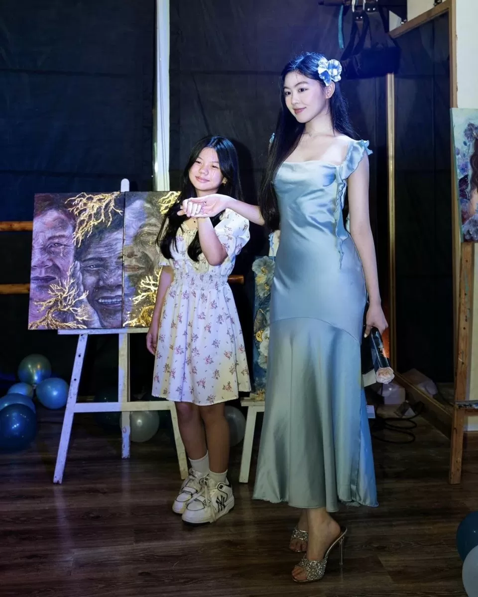 Lọ Lem diện đồ chững chạc, trưởng thành khi xuất hiện trong một buổi triễn lãm hội họa trưng bày một số tác phẩm của cô. Con gái Quyền Linh được khen sắc vóc nổi bật nhờ mẫu đầm lụa xanh, kết hợp cùng guốc cao gót. Lọ Lem diện đồ chững chạc, trưởng thành khi xuất hiện trong một buổi triễn lãm hội họa trưng bày một số tác phẩm của cô. Con gái Quyền Linh được khen sắc vóc nổi bật nhờ mẫu đầm lụa xanh, kết hợp cùng guốc cao gót.