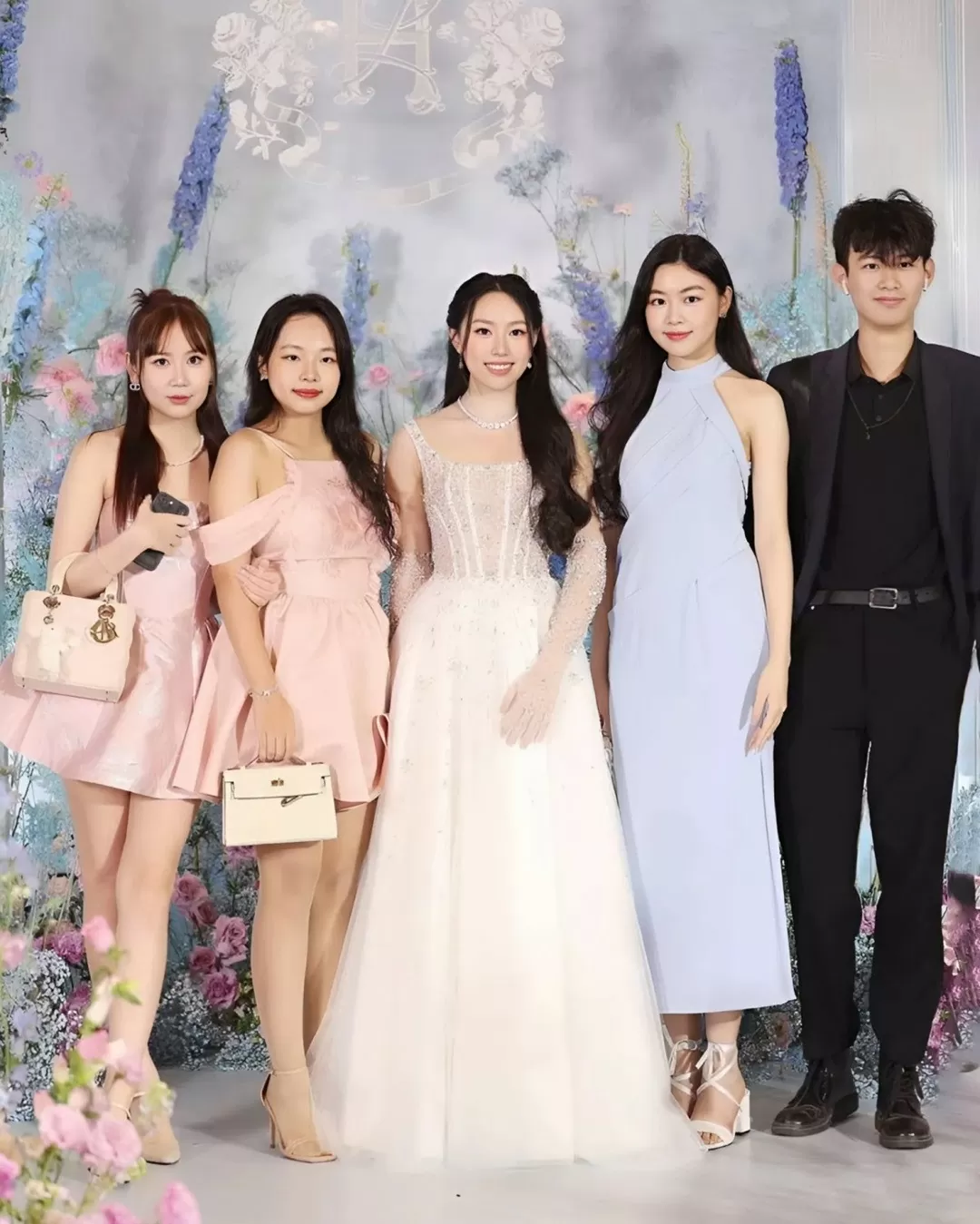 Con gái Lọ Lem nhà MC Quyền Linh Con gái Lọ Lem nhà MC Quyền Linh