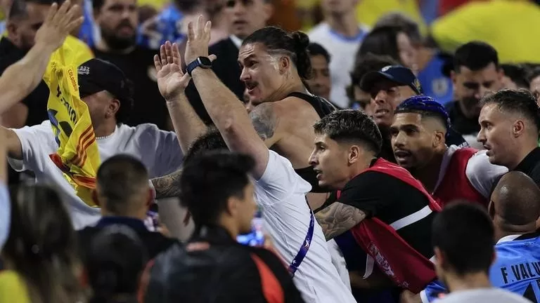Uruguay thua bán kết Copa America 2024, Darwin Nunez tấn công CĐV Colombia Uruguay thua bán kết Copa America 2024, Darwin Nunez tấn công CĐV Colombia