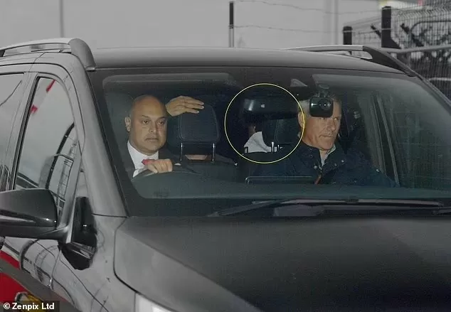 Tiền đạo Joshua Zirkzee tới MU làm thủ tục kiểm tra y tế Tiền đạo Joshua Zirkzee tới MU làm thủ tục kiểm tra y tế