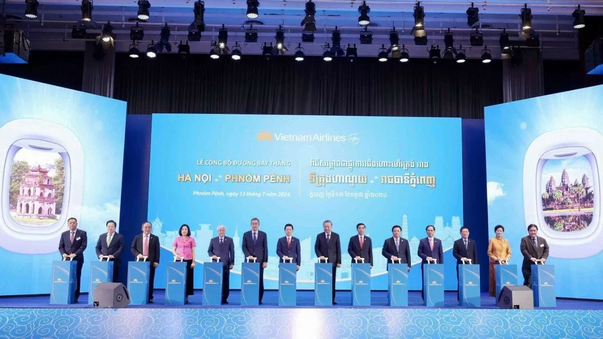 Chủ tịch nước Tô Lâm và các đại biểu thực hiện nghi thức khai trương đường bay Hà Nội-Phnom Penh. (Nguồn: TTXVN) Chủ tịch nước Tô Lâm và các đại biểu thực hiện nghi thức khai trương đường bay Hà Nội-Phnom Penh. (Nguồn: TTXVN)