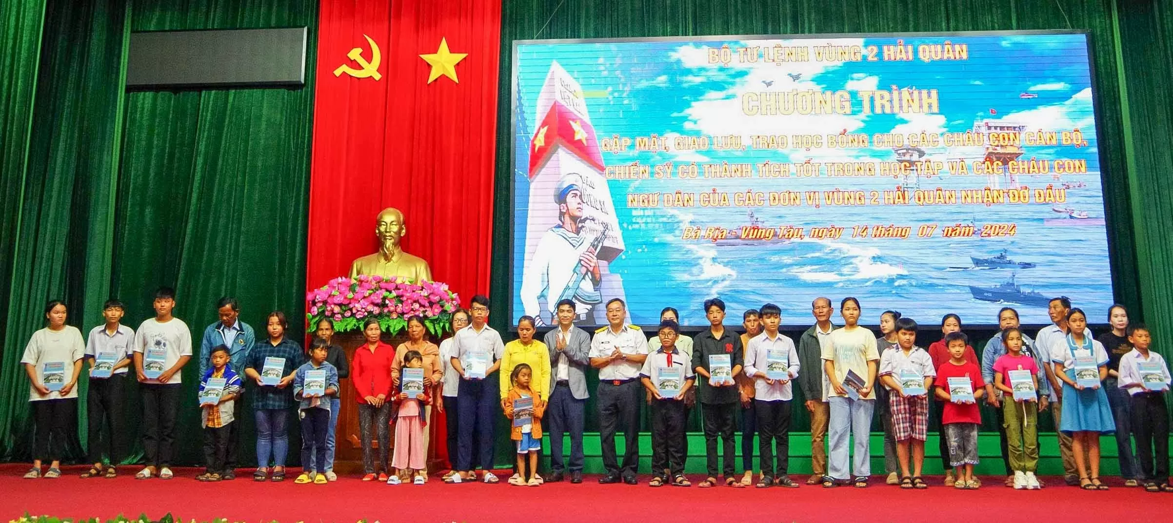 Trao học bổng cho 100 cháu là con cán bộ, chiến sĩ và con ngư dân của Vùng 2 Hải quân nhận đỡ đầu Trao 100 học bổng cho con cán bộ, chiến sĩ và con ngư dân được Vùng 2 Hải quân nhận đỡ đầu