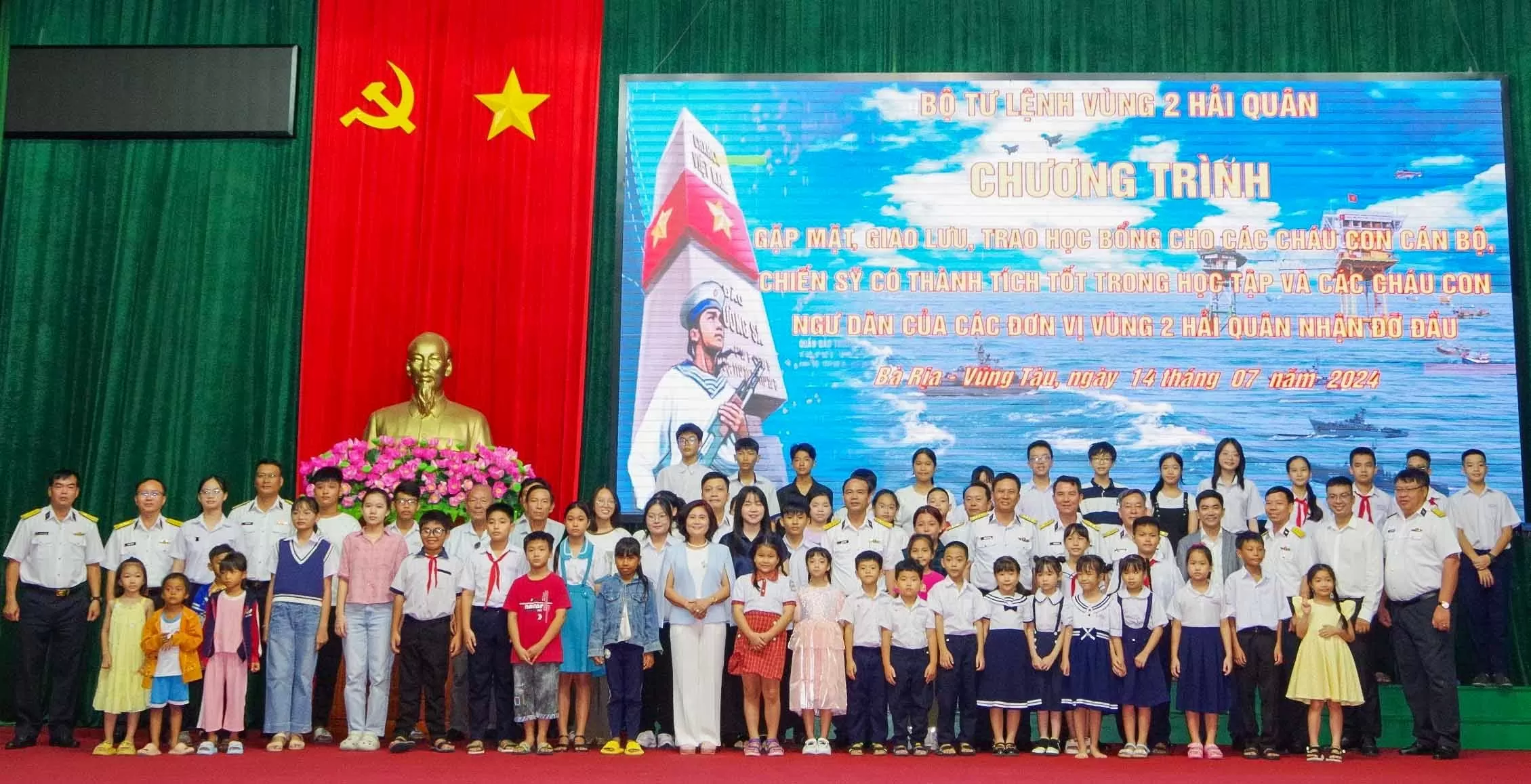 Đoàn Công ty CP Tôn Đông Á, BTL Vùng 2 và các cháu chụp ảnh lưu niệm. Đoàn Công ty CP Tôn Đông Á, BTL Vùng 2 và các cháu chụp ảnh lưu niệm.