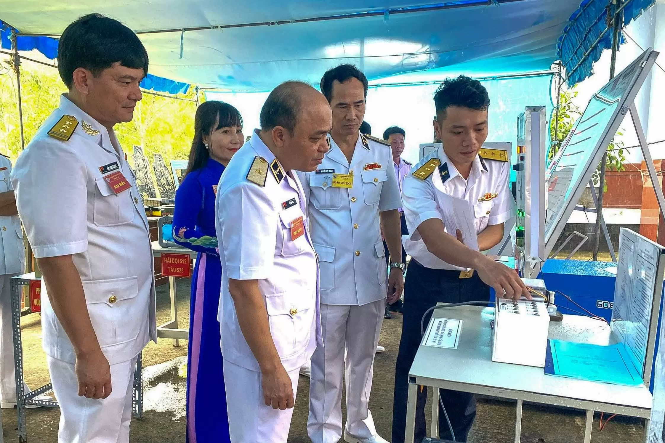 Các đại biểu tham quan gian trưng bày sản phẩm sáng kiến, cải tiến kỹ thuật. (Ảnh: Văn Định) Các đại biểu tham quan gian trưng bày sản phẩm sáng kiến, cải tiến kỹ thuật. (Ảnh: Văn Định)