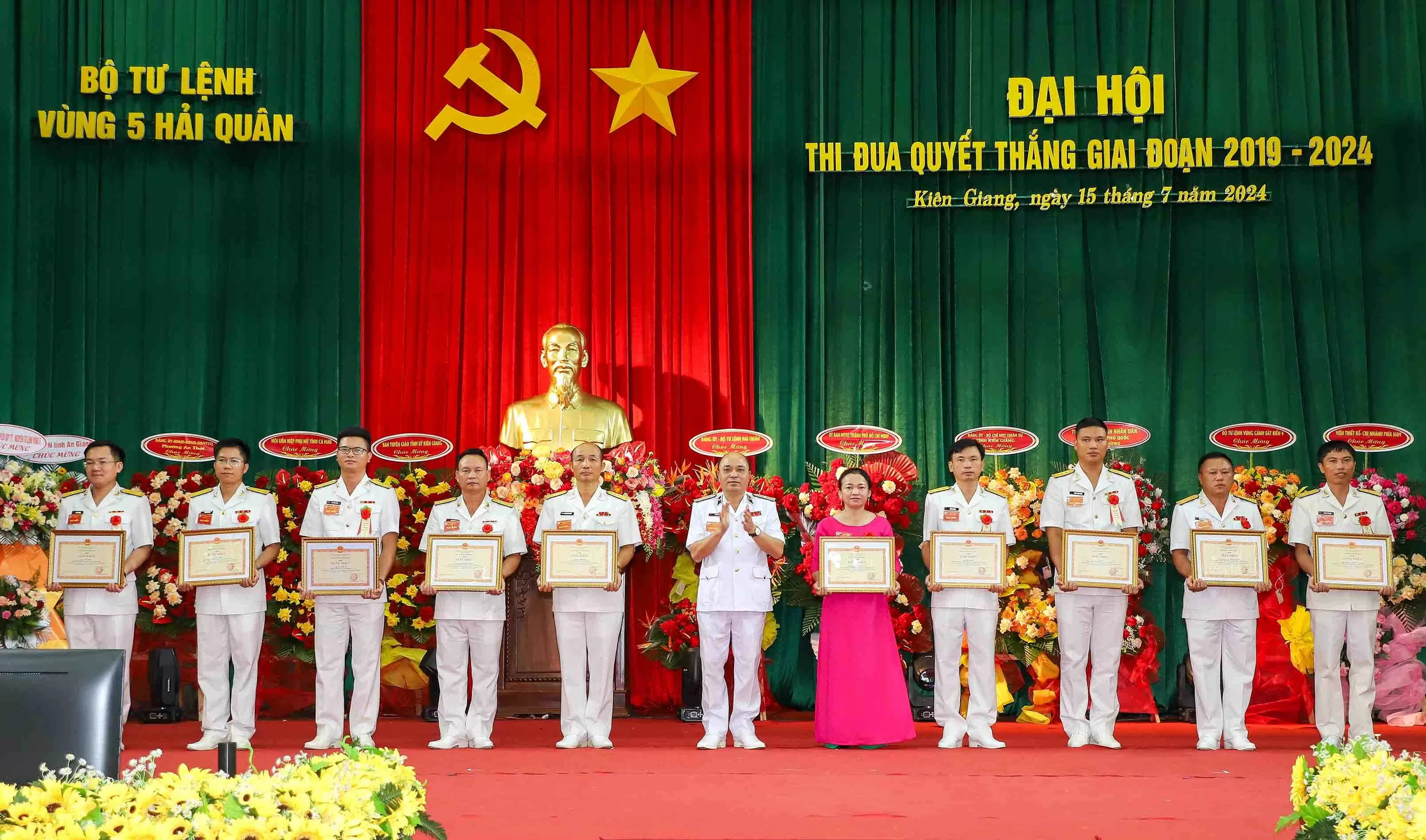 Thủ trưởng Bộ Tư lệnh Hải quân trao thưởng cho các tập thể và cá nhân có thành tích xuất sắc tiêu biểu trong thực hiện phong trào thi đua quyết thắng. (Ảnh: Văn Định) Thủ trưởng Bộ Tư lệnh Hải quân trao thưởng cho các tập thể và cá nhân có thành tích xuất sắc tiêu biểu trong thực hiện phong trào thi đua quyết thắng. (Ảnh: Văn Định)