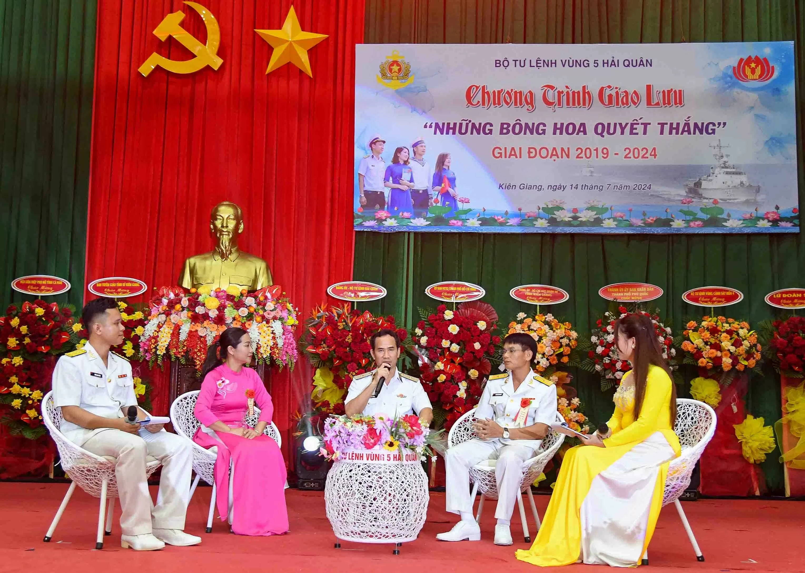 Các đại biểu tham dự chương trình giao lưu “Những bông hoa quyết thắng”. (Ảnh: Văn Định) Các đại biểu tham dự chương trình giao lưu “Những bông hoa quyết thắng”. (Ảnh: Văn Định)