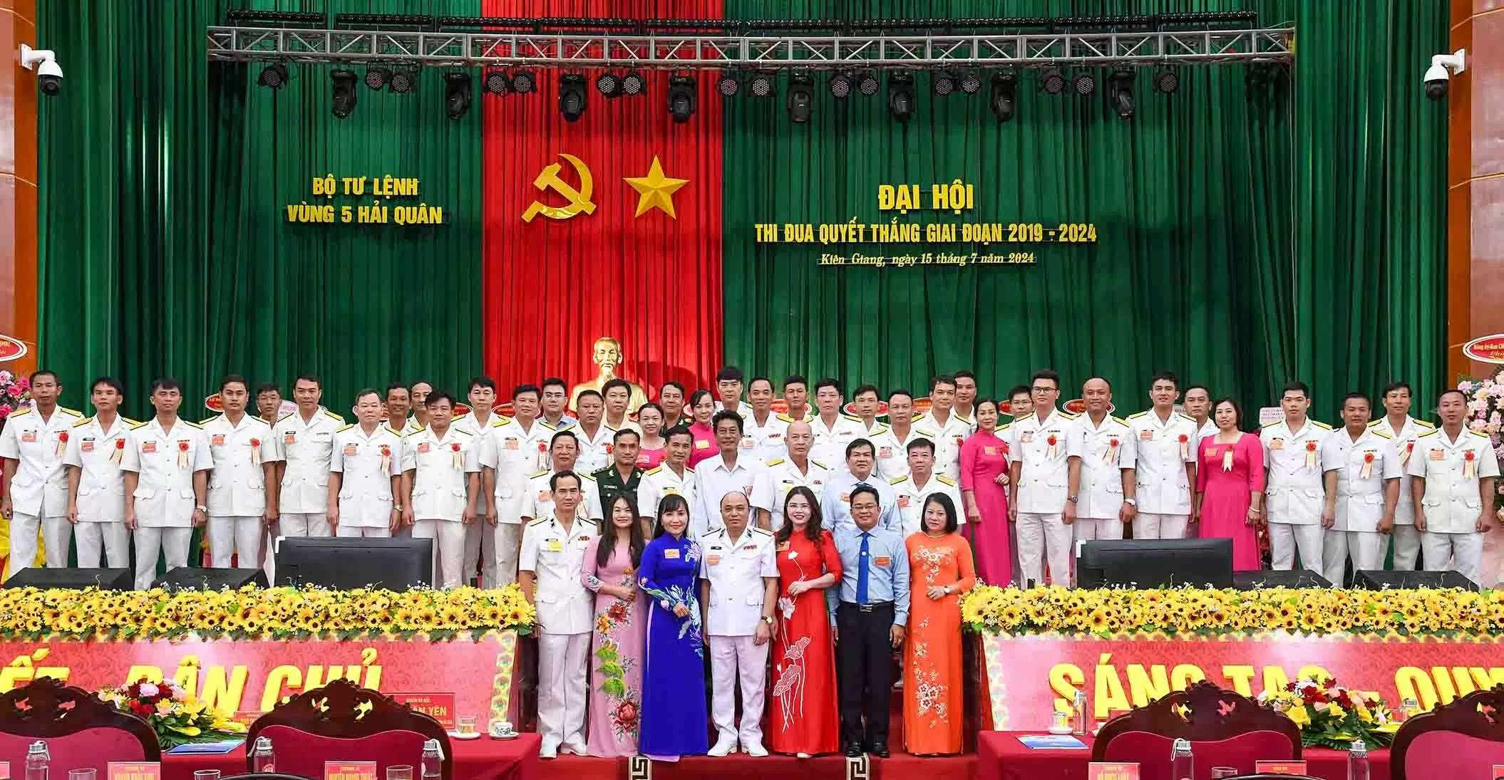 Các đại biểu chụp ảnh lưu niệm. (Ảnh: Văn Định) Các đại biểu chụp ảnh lưu niệm. (Ảnh: Văn Định)