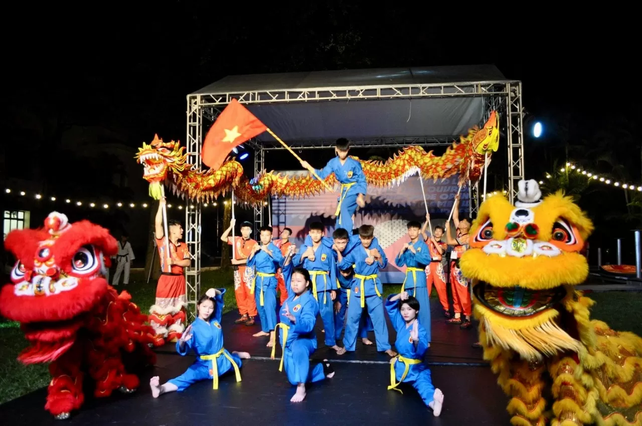 Vun đắp tình hữu nghị Việt-Pháp trên tinh thần 'gác lại quá khứ, hướng tới tương lai' Vun đắp tình hữu nghị Việt-Pháp trên tinh thần 'gác lại quá khứ, hướng tới tương lai'