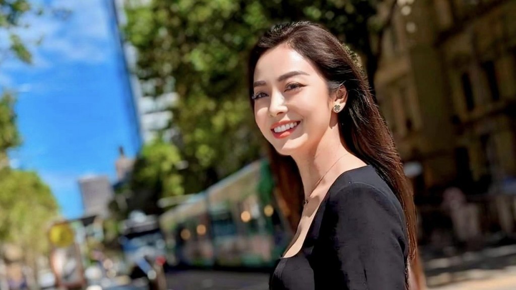 Hoa hậu Jennifer Phạm mặc gì khi đi chơi?