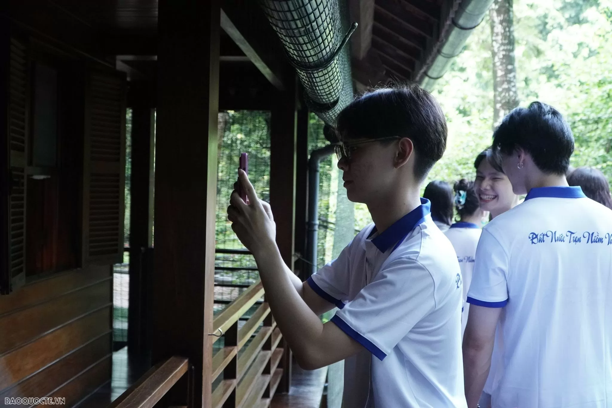 Trại hè Việt Nam 2024: Thanh niên kiều bào bày tỏ lòng biết ơn Chủ tịch Hồ Chí Minh Trại hè Việt Nam 2024: Thanh niên kiều bào bày tỏ lòng biết ơn Chủ tịch Hồ Chí Minh