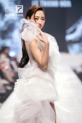 Hoa hậu Lương Thùy Linh khoe sắc trong những thiết kế đầm gợi cảm, xẻ sâu