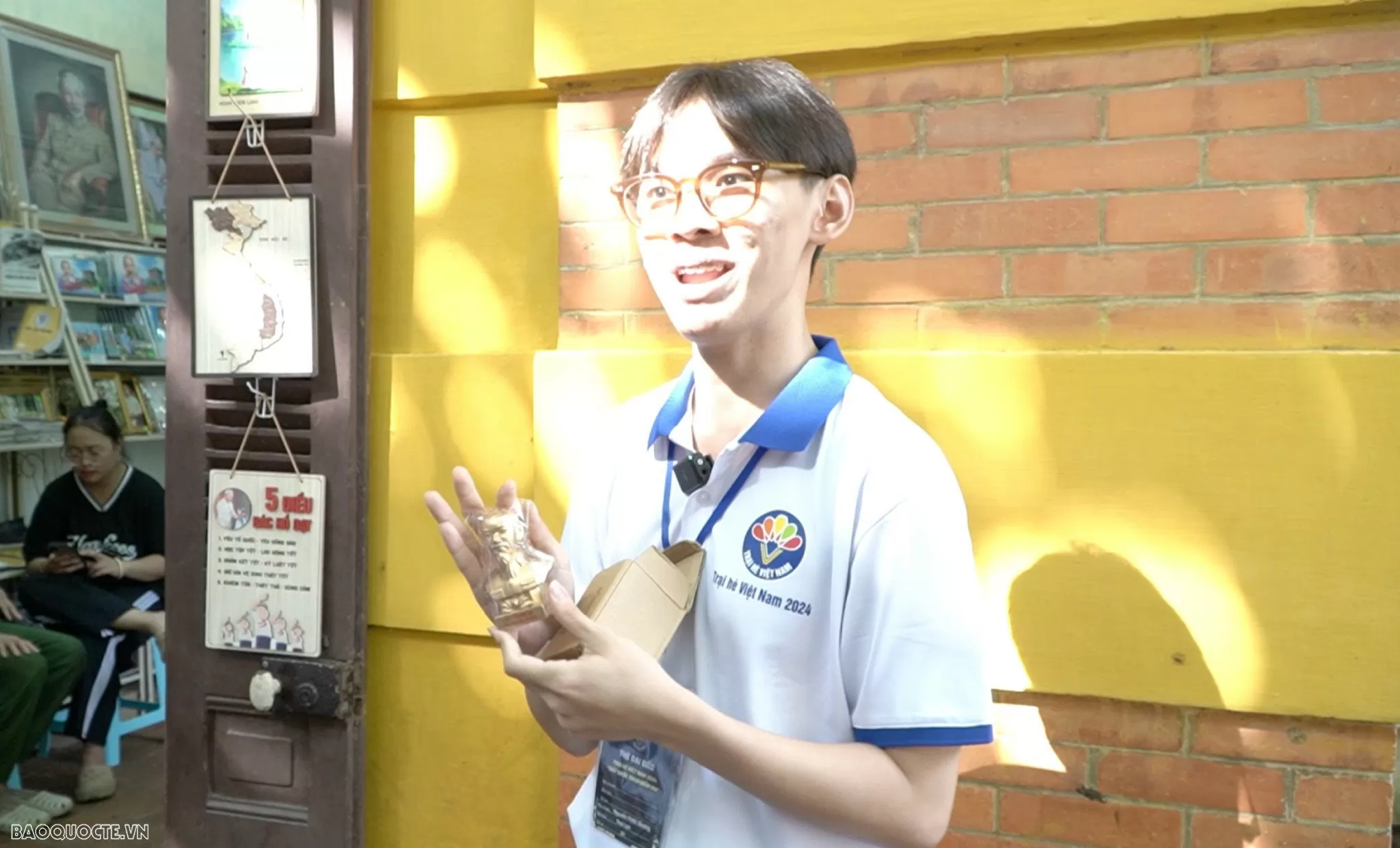 Trại hè Việt Nam 2024: Thanh niên kiều bào bày tỏ lòng biết ơn Chủ tịch Hồ Chí Minh Trại hè Việt Nam 2024: Thanh niên kiều bào bày tỏ lòng biết ơn Chủ tịch Hồ Chí Minh