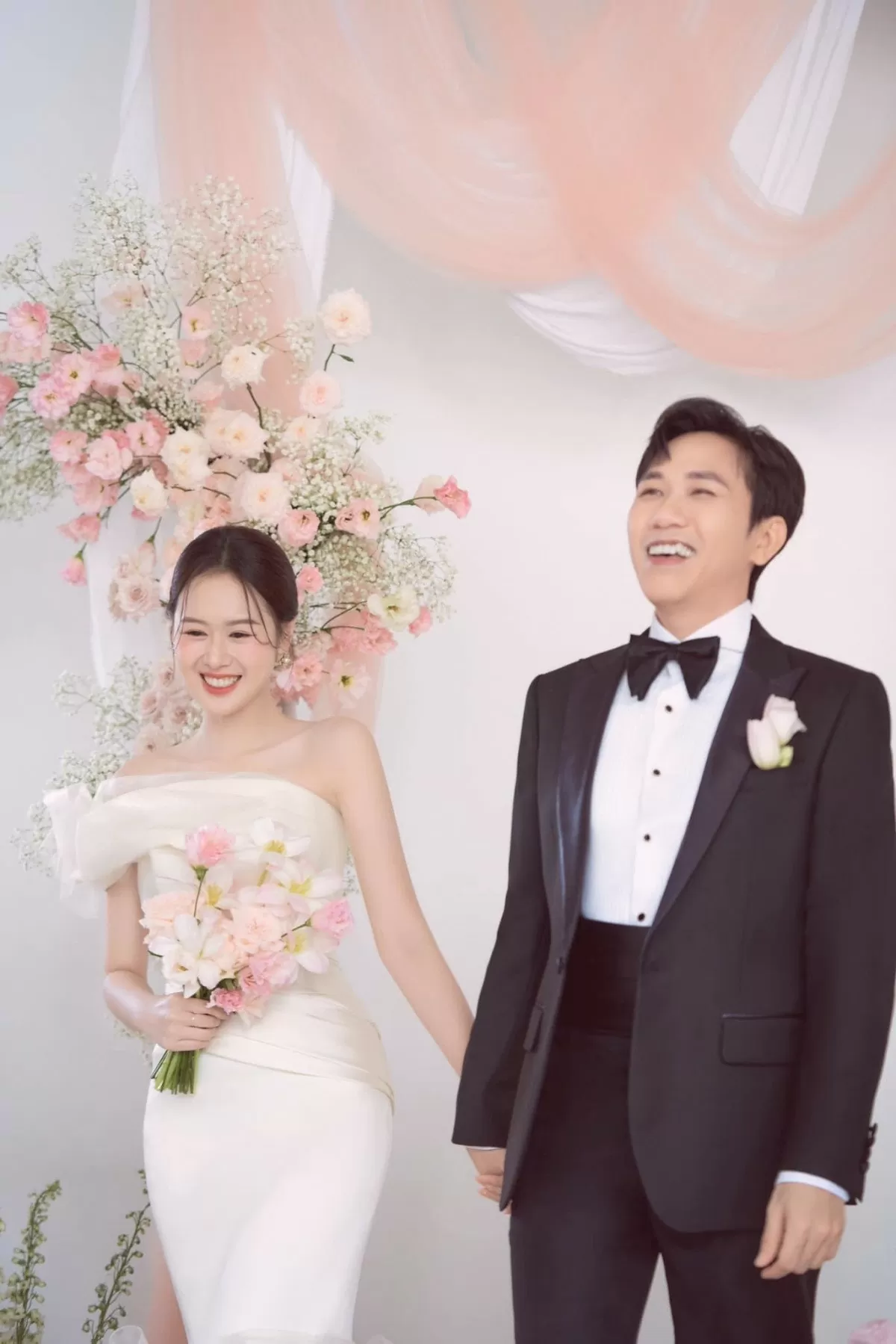 Cặp đôi diễn viên phim 'Mai' Anh Đức - Anh Phạm rạng ngời chụp ảnh cưới trong studio Cặp đôi diễn viên phim 'Mai' Anh Đức - Anh Phạm rạng ngời chụp ảnh cưới trong studio