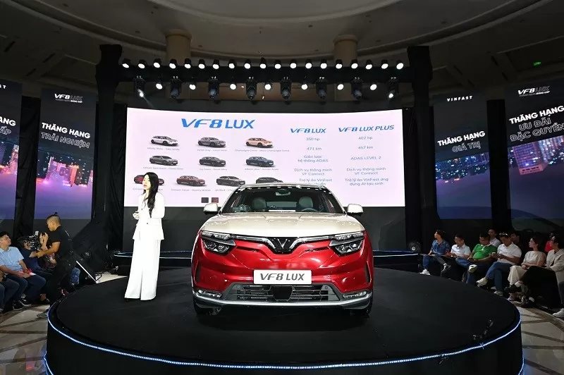 Bộ đôi VinFast VF 8 Lux và VF 8 Lux Plus đều được phối hai màu Bộ đôi VinFast VF 8 Lux và VF 8 Lux Plus đều được phối hai màu