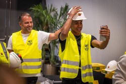 Thần đồng Yamal lần đầu gặp HLV Hansi Flick trên công trường xây lại sân Camp Nou