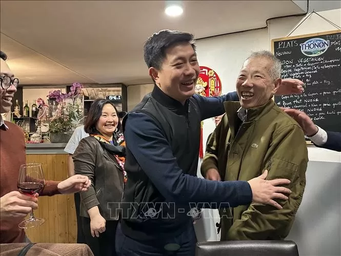 Xúc động trước tình cảm của kiều bào dành cho những du học sinh Việt Xúc động trước tình cảm của kiều bào dành cho du học sinh Việt Nam