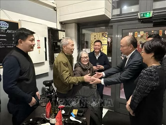 Xúc động trước tình cảm của kiều bào dành cho những du học sinh Việt Xúc động trước tình cảm của kiều bào dành cho du học sinh Việt Nam