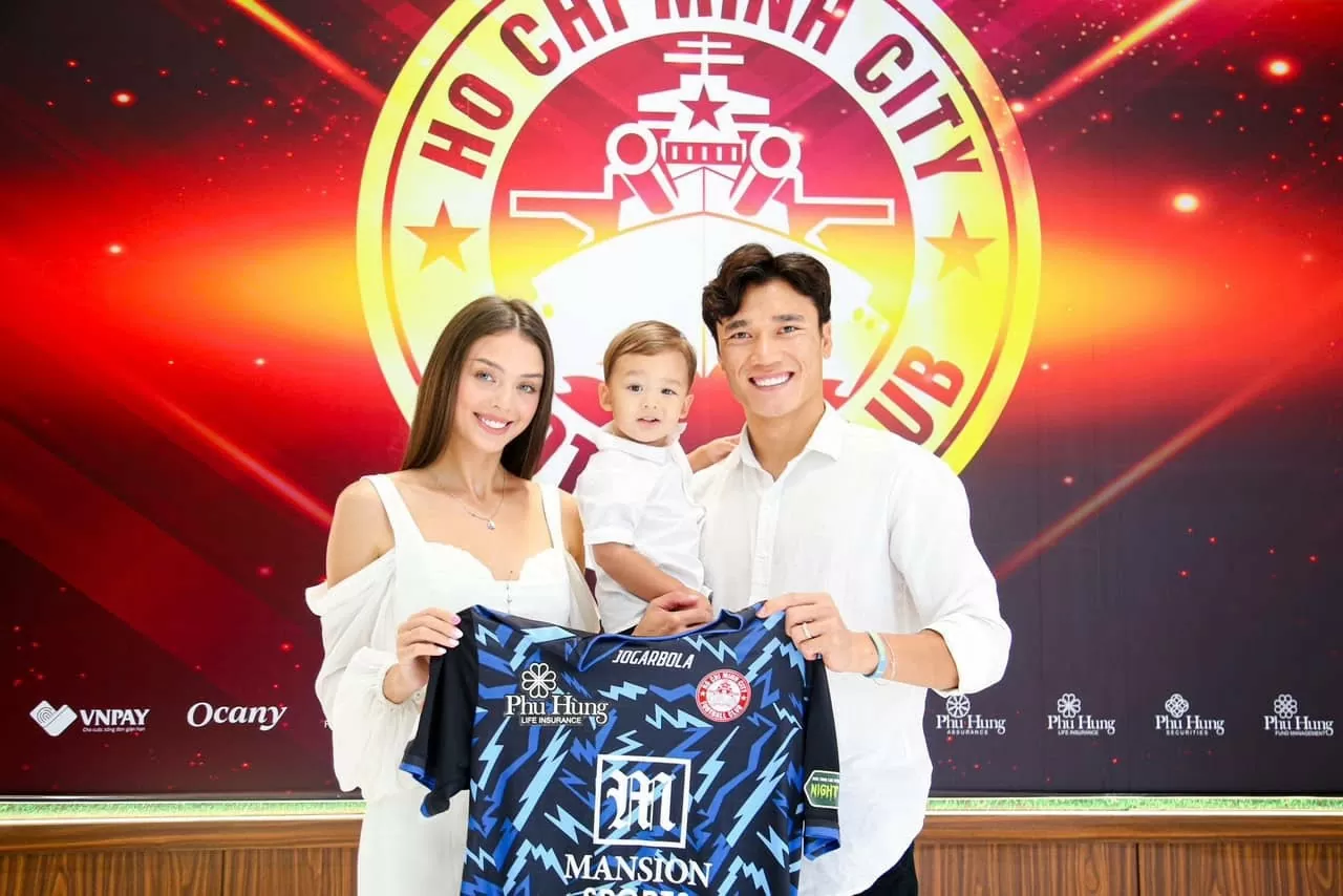 Thủ môn Bùi Tiến Dũng đưa vợ con ra mắt ngày ký hợp đồng CLB TP. Hồ Chí Minh Thủ môn Bùi Tiến Dũng đưa vợ con ra mắt ngày ký hợp đồng CLB TP. Hồ Chí Minh