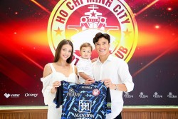 Thủ môn Bùi Tiến Dũng đưa vợ con đi cùng trong ngày ký hợp đồng với CLB TP. Hồ Chí Minh