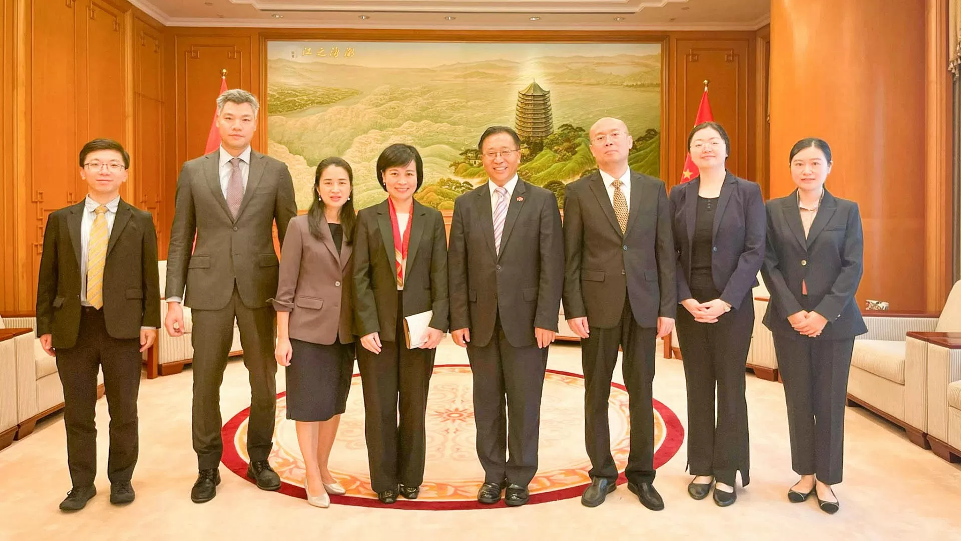 Tổng lãnh sự Lê Đức Hạnh chào xã giao Đặc phái viên Bộ Ngoại giao Trung Quốc tại Hong Kong Tổng lãnh sự Lê Đức Hạnh chào xã giao Đặc phái viên Bộ Ngoại giao Trung Quốc tại Hong Kong