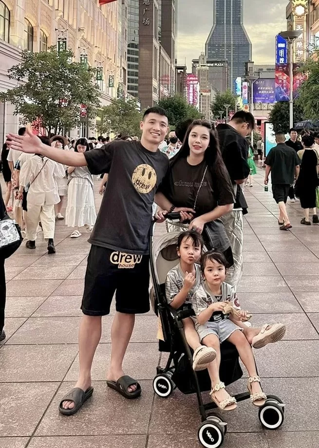 Bùi Tiến Dũng và bà xã Khánh Linh cùng đăng ảnh check-in đường phố Thượng Hải, Trung Quốc, hôm 18/7. Trung vệ CLB Thể Công Viettel tận dụng quãng thời gian nghỉ sau mùa giải 2023/24 để xả hơi cùng vợ con. Bùi Tiến Dũng và bà xã Khánh Linh cùng đăng ảnh check-in đường phố Thượng Hải, Trung Quốc, hôm 18/7. Trung vệ CLB Thể Công Viettel tận dụng quãng thời gian nghỉ sau mùa giải 2023/24 để xả hơi cùng vợ con.