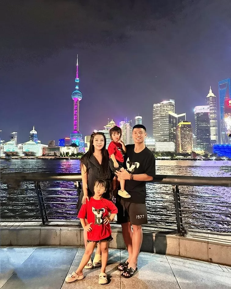 Hình ảnh gia đình trung vệ Bùi Tiến Dũng Hình ảnh gia đình trung vệ Bùi Tiến Dũng