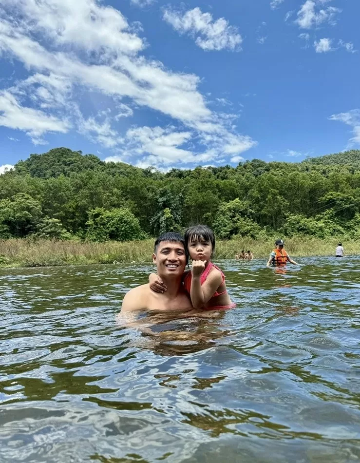 Hình ảnh gia đình trung vệ Bùi Tiến Dũng Hình ảnh gia đình trung vệ Bùi Tiến Dũng