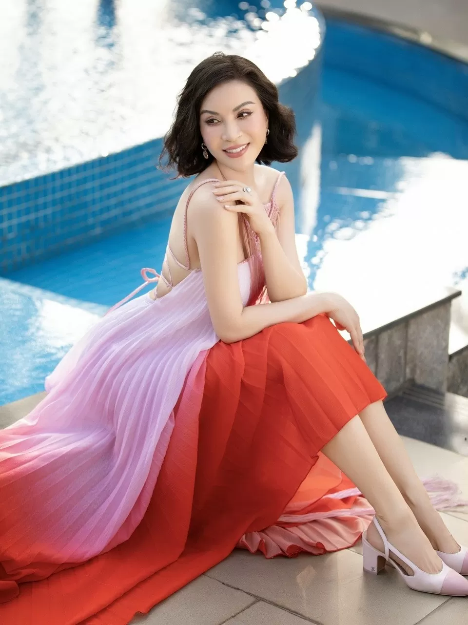 MC Thanh Mai yêu thích những sắc màu tươi sáng, tràn đầy sức sống, nên chọn đó làm phong cách chủ đạo cho mùa Hè. Trong bộ ảnh mới thực hiện, Thanh Mai mặc đầm suông, chất liệu voan dập li. (Ảnh: NVCC) MC Thanh Mai yêu thích những sắc màu tươi sáng, tràn đầy sức sống, nên chọn đó làm phong cách chủ đạo cho mùa Hè. Trong bộ ảnh mới thực hiện, Thanh Mai mặc đầm suông, chất liệu voan dập li. (Ảnh: NVCC)