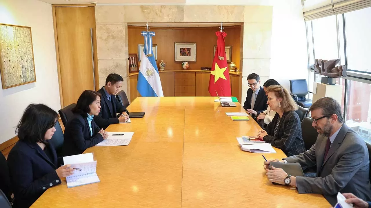 Ngày 19/7, Đại sứ Việt Nam tại Argentina Ngô Minh Nguyệt đã có buổi làm việc với Bộ trưởng Ngoại giao, Ngoại thương và Tôn giáo Argentina Diana Mondino. Ngày 19/7, Đại sứ Việt Nam tại Argentina Ngô Minh Nguyệt đã có buổi làm việc với Bộ trưởng Ngoại giao, Ngoại thương và Tôn giáo Argentina Diana Mondino.