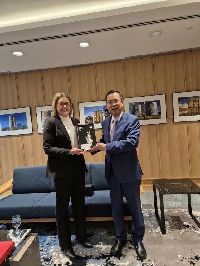 Đại sứ Phạm Hùng Tâm thăm chính thức bang Victoria Đại sứ Phạm Hùng Tâm thăm chính thức bang Victoria