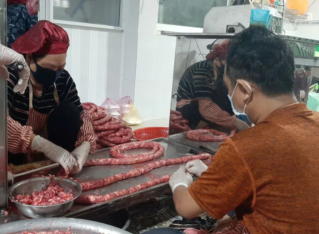 Quy trình chế biến tung lò mò của gia đình cô gái Chăm Hứa Thị Rokya. (Ảnh: Phương Nghi) Quy trình chế biến tung lò mò của gia đình cô gái Chăm Hứa Thị Rokya. (Ảnh: Phương Nghi)