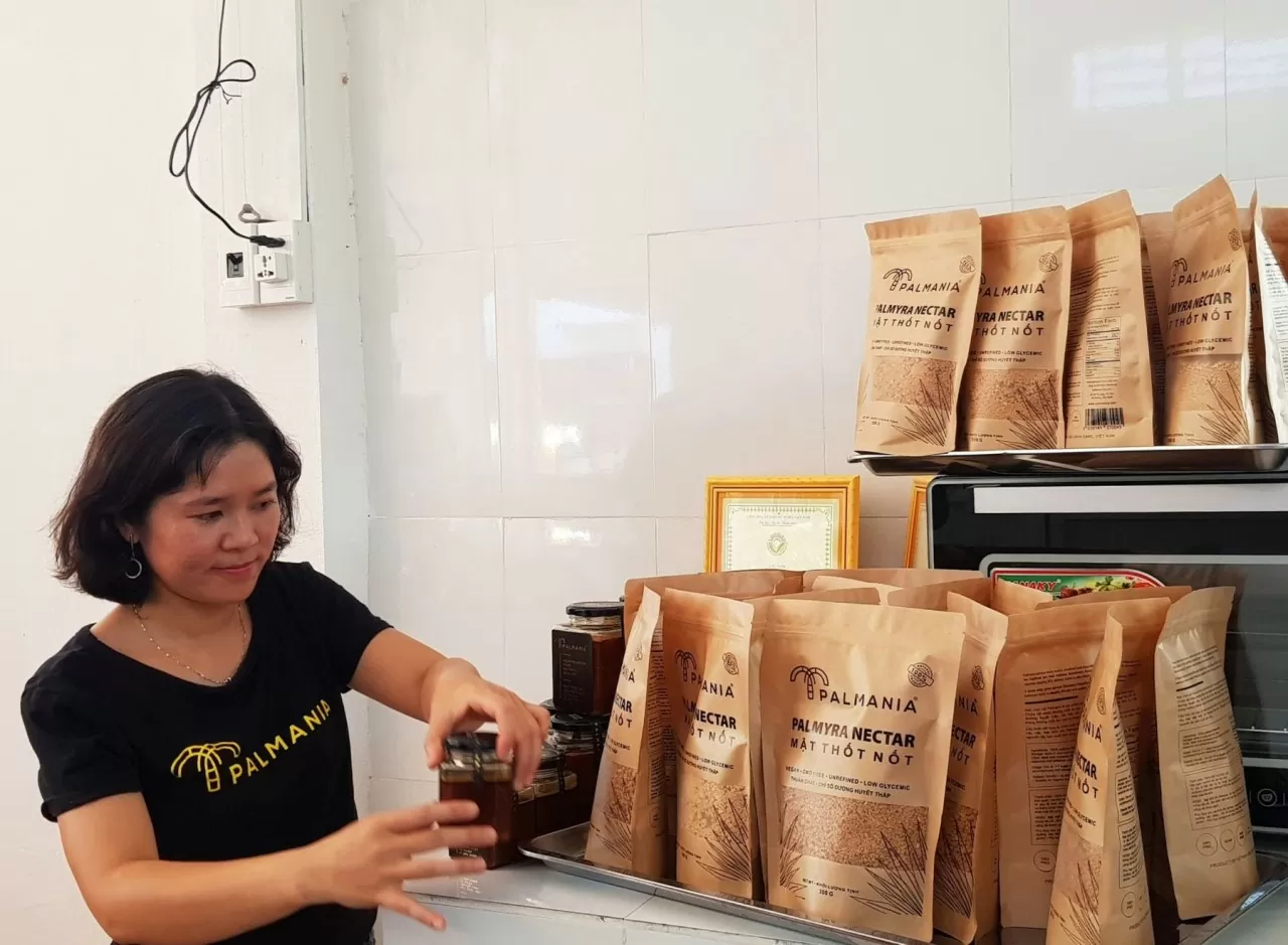 Chị Chau Ngọc Dịu bên sản phẩm đường thốt nốt Palmania đạt chứng nhận OCOP 4 sao. (Ảnh: Phương Nghi) Chị Chau Ngọc Dịu bên sản phẩm đường thốt nốt Palmania đạt chứng nhận OCOP 4 sao. (Ảnh: Phương Nghi)