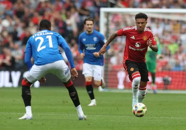 Jadon Sancho lần đầu tiên ra sân thi đấu trong màu áo M.U kể từ tháng 8/2023. Jadon Sancho lần đầu tiên ra sân thi đấu trong màu áo M.U kể từ tháng 8/2023.