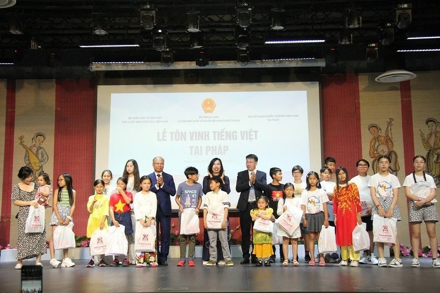 Tôn vinh tiếng Việt trong cộng đồng người Việt Nam tại Pháp Tôn vinh tiếng Việt trong cộng đồng người Việt Nam tại Pháp