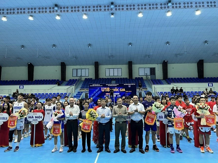 Ban Tổ chức tặng hoa, cờ lưu niệm cho các đoàn về tham dự giải Ban Tổ chức tặng hoa, cờ lưu niệm cho các đoàn về tham dự giải