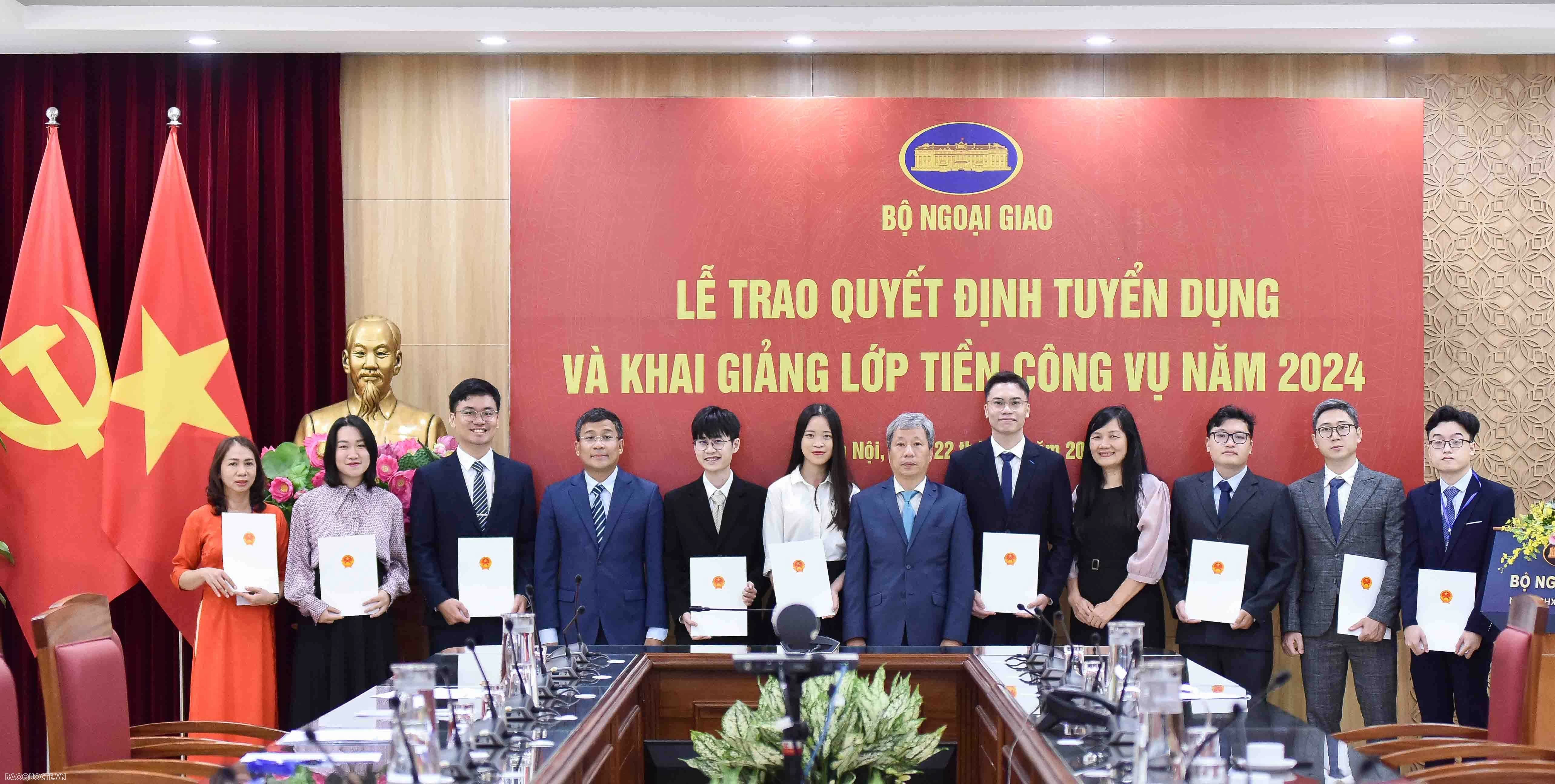 Lãnh đạo Bộ Ngoại giao trao quyết định cho cán bộ mới được tuyển dụng năm 2024 Lãnh đạo Bộ Ngoại giao trao quyết định cho cán bộ mới được tuyển dụng năm 2024