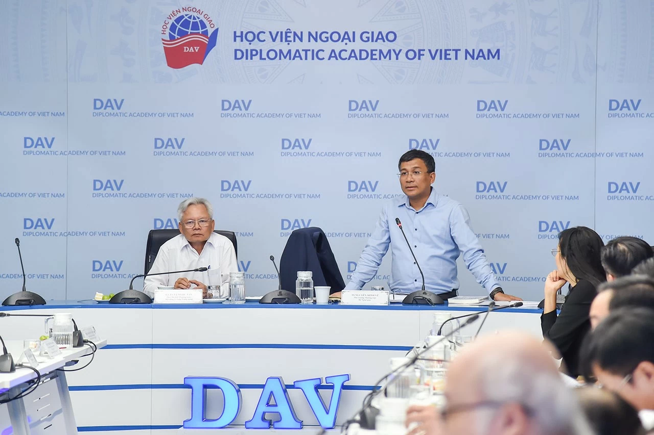 Ngày 23/7, tại Hà Nội, Thứ trưởng Thường trực Nguyễn Minh Vũ chủ trì Hội thảo ‘Xu thế phát triển công nghệ bán dẫn và trí tuệ nhân tạo, hàm ý cho ngoại giao Việt Nam’. (Ảnh: Anh Sơn) Ngoại giao Việt Nam đóng góp thúc đẩy hợp tác quốc tế phát triển công nghệ bán dẫn và AI