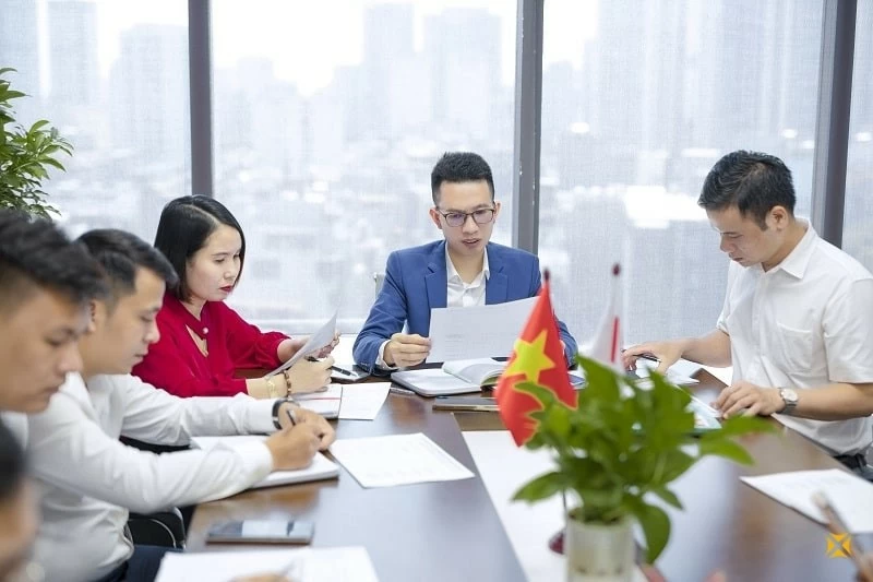 Giám đốc Nguyễn Thanh Bình và cộng sự. Giám đốc Nguyễn Thanh Bình và cộng sự.