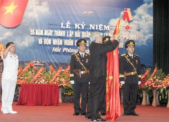 Tổng Bí thư Nguyễn Phú Trọng với cán bộ chiến sĩ Hải quân Tổng Bí thư Nguyễn Phú Trọng với cán bộ chiến sĩ Hải quân